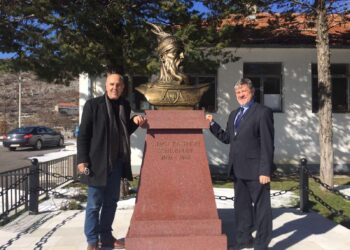 Për nderë të Pavarësisë së Kosovës, Ambasadori ndanë libra për shkollën fillore në Triesh e Krajë