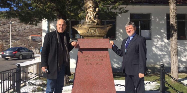 Për nderë të Pavarësisë së Kosovës, Ambasadori ndanë libra për shkollën fillore në Triesh e Krajë