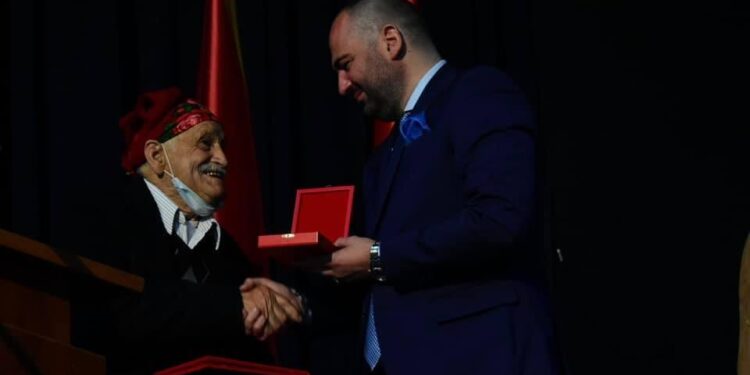 Ndahen dekoratat për Smajl Martinin dhe Baca Kurtin me shokë