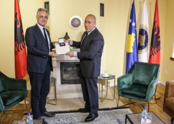Haradinaj ndanë medaljen për Dr.Pashko Camaj dhe Anton Raja, për avancimin e çeshtjes kombëtare