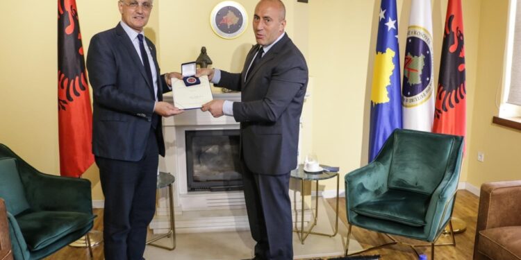 Haradinaj ndanë medaljen për Dr.Pashko Camaj dhe Anton Raja, për avancimin e çeshtjes kombëtare