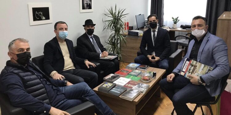 Aksioni i dhurimit të librave për shkollat në Malësi