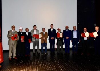 Ndahen dekoratat për Smajl Martinin dhe Baca Kurtin me shokë