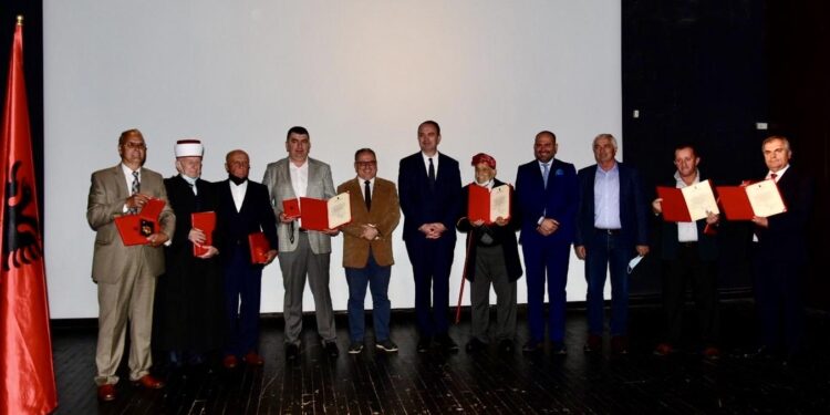 Ndahen dekoratat për Smajl Martinin dhe Baca Kurtin me shokë