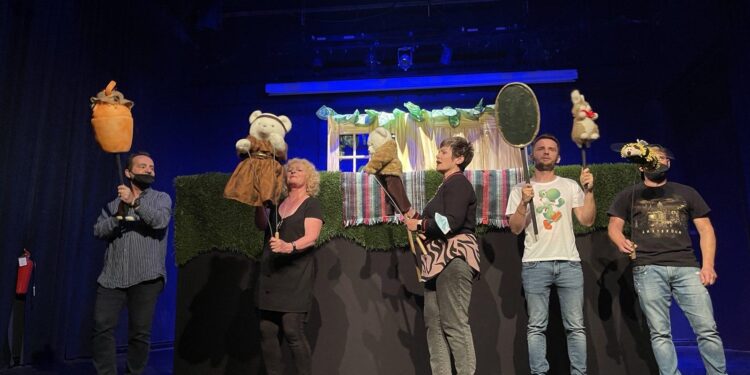 Teatri “Migjeni”, sjellë në Tuz shfaqjen “Kush e hëngri mjaltin?”