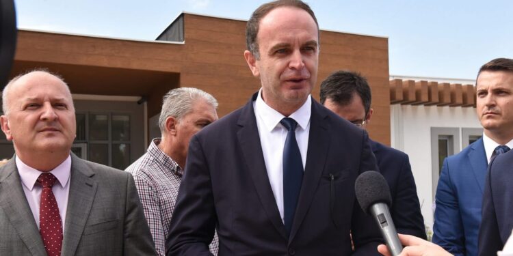 Gjeloshaj njofton ndërkombëtarët për diskriminimin e shqiptarëve nga Qeveria 