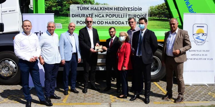 Turqia dhuron Komunës së Tuzit automjet për grumbullim e mbeturinave