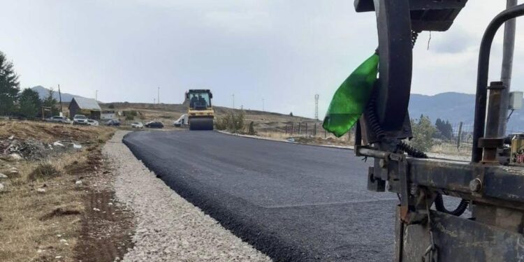 Fillon asfaltimi i rrugës për në bjeshkën e Koritës