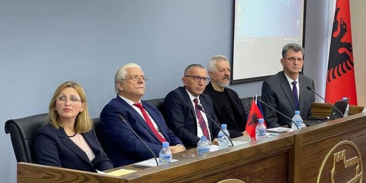 Gazeta e Alpeve mbajti takimin e Shkodrës-Libra për bibliotekën e Tuzit