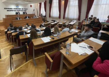 Kuvendi i Tuzit themelon SHPK “Ujësjellësi dhe kanalizimet” dhe “Tregu”. Emrohen antarët e Bordeve drejtuese