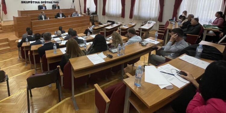 Kuvendi i Tuzit themelon SHPK “Ujësjellësi dhe kanalizimet” dhe “Tregu”. Emrohen antarët e Bordeve drejtuese