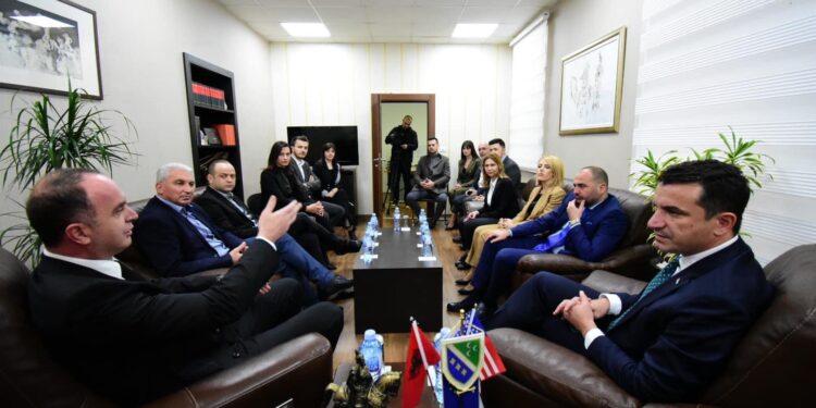 Kryebashkiaku i Tiranës, Erion Veliaj, vizitoi komunën e Tuzit