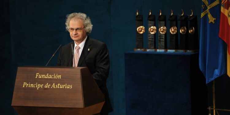 Bernard Çobaj: UNIVERSI MALUFIAN