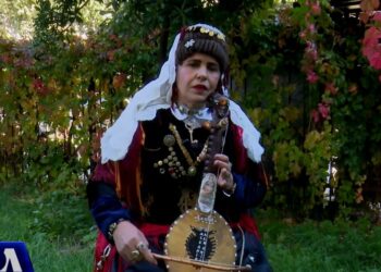 Lumturije Nonaj, rapsodja nga Malësia e Madhe që luan në lahutë