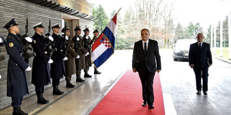 Ambasadori i Kosovës Martin Berishaj, dorëzon letrat kredenciale Presidentit të Kroacisë