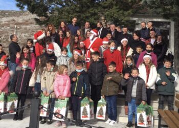 Mark Gjolaj i gëzoi nxënësit e Trieshit me  dhurata për Krishtlindje dhe Vitin e Ri