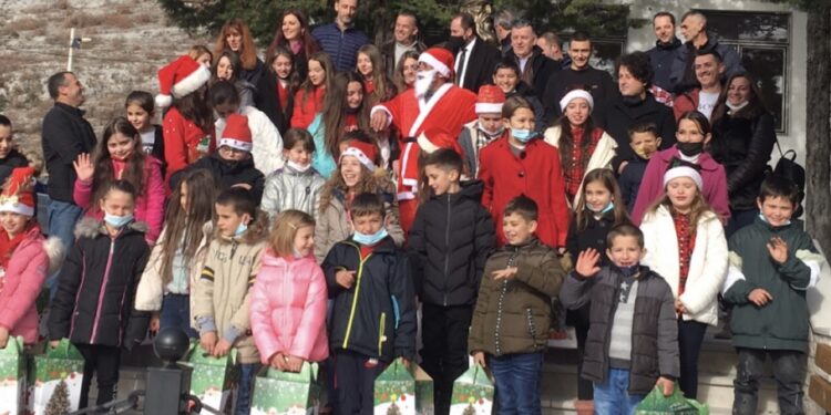 Mark Gjolaj i gëzoi nxënësit e Trieshit me  dhurata për Krishtlindje dhe Vitin e Ri