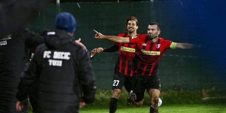 Me golat e Camaj dhe Vulaj, Deçiqi fiton Mornarin 2:1