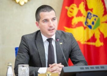 Opozita dorëzon iniciativën për shkarkimin e kryeparlamentarit Becic, deputeti Nimanbegu nuk nënshkruan iniciativën