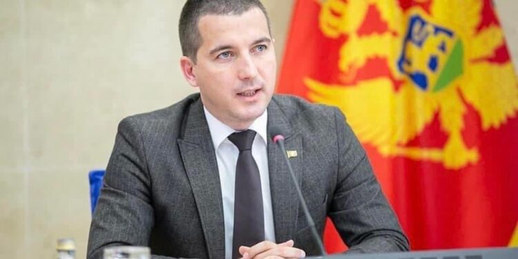 Opozita dorëzon iniciativën për shkarkimin e kryeparlamentarit Becic, deputeti Nimanbegu nuk nënshkruan iniciativën