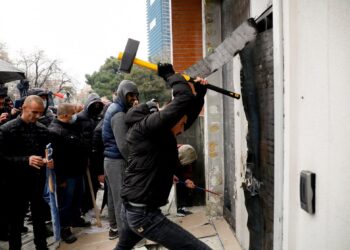 Tiranë – Policia largon protestuesit nga selia e PD-së