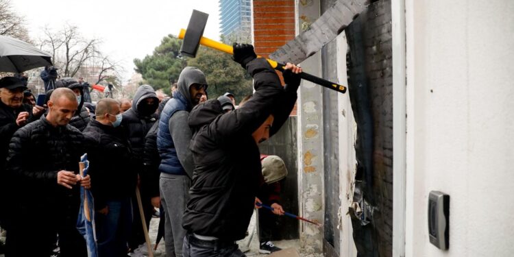 Tiranë – Policia largon protestuesit nga selia e PD-së