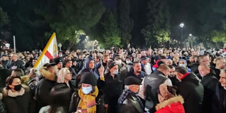 Edhe sonte protesta në shumë qytete të Malit të Zi