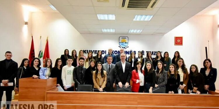 Komuna e Tuzi ndanë 30 mijë euro bursa për studentët nga Malësia