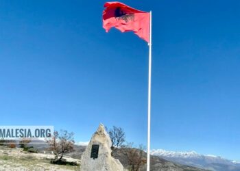 Në Bratilë flamuri në shtizën 12 metrash të lartë