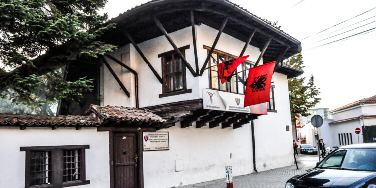 Amza e lirisë-Leksikoni i të burgosurve politikë shqiptarë, 1944-1999; Ftesë për bashkëpunim nga Shoqata e të Burgosurve Politikë