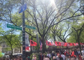 Një rrugë në Bronx emërohet “Gjergj Kastrioti Skënderbeu” – kryebashkiaku i New Yorkut i bashkohet festës së shqiptarëve