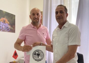 Bashkatdhetarët nga Kalifornia ndajnë donacion për Redaksinë shqip në TV të MZ