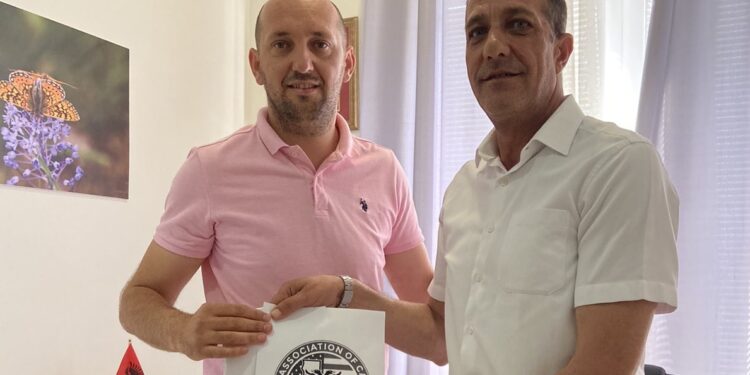 Bashkatdhetarët nga Kalifornia ndajnë donacion për Redaksinë shqip në TV të MZ