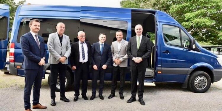 Shkolla fillore “Bashkimi”-Hot, pranon donacion një furgon