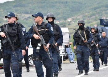 Të shtëna me armë në veri të Kosovës, mbyllen pikat kufitare me Serbinë