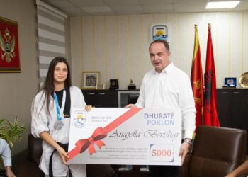 Komuna e Tuzit dhuron 5000 euro për nënkampionen e botës në Tekvondo, Angjella Berishaj