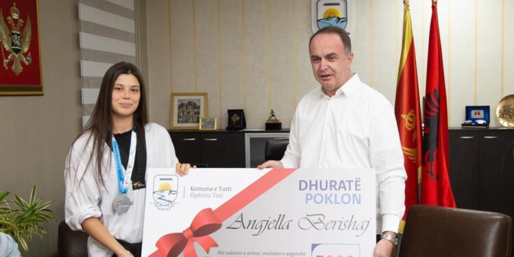 Komuna e Tuzit dhuron 5000 euro për nënkampionen e botës në Tekvondo, Angjella Berishaj
