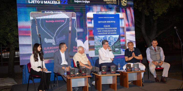 Dita e dytë e Panairit të libri-Promovohen librat e Gjovalin Shkurtaj dhe Ruzhdija Axhoviq