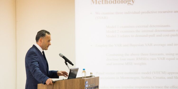 Dr. Bojaj konstituon një shtesë të re në literaturën egzistuese të Makroekonomisë