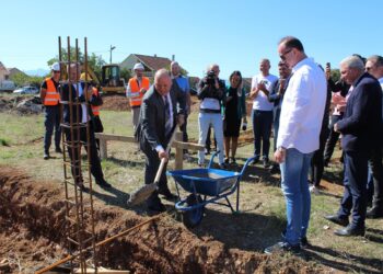 Fillojnë punimet për ndërtimin e tribunës së re të stadiumit në Tuz