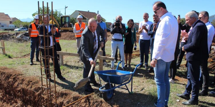 Fillojnë punimet për ndërtimin e tribunës së re të stadiumit në Tuz
