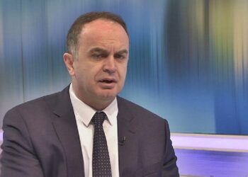 Nik Gjeloshaj shoqërohet në polici