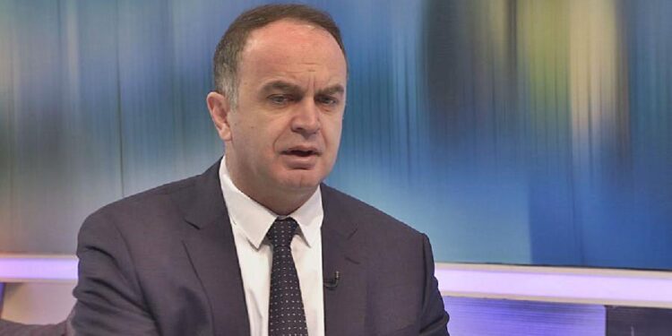 Nik Gjeloshaj shoqërohet në polici