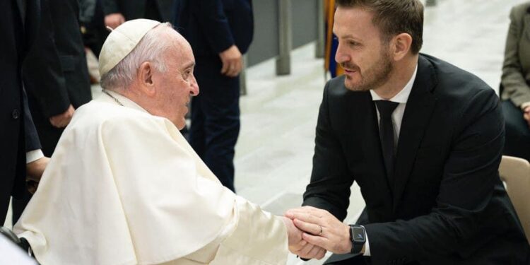 Ministri Dukaj takohet me Papa Françeskun