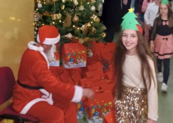 Nxënësit e Shkollës Fillore “Gjergj Kastrioti- Skënderbeu në Triesh morën pako për Krishtlindje dhe Vitin e Ri