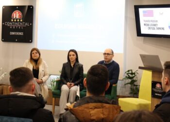 Trajnimi i të rinjve për të mënduarit kritik dhe të folurit publik