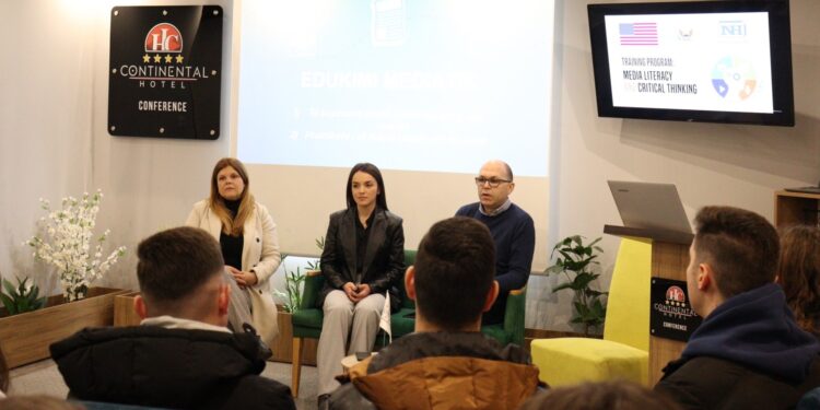 Trajnimi i të rinjve për të mënduarit kritik dhe të folurit publik