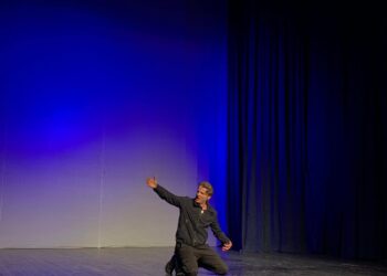 “Lahuta e Malcisë”, në interpretim të Armend Balokut, “shfaqje që të lë pa frymë”