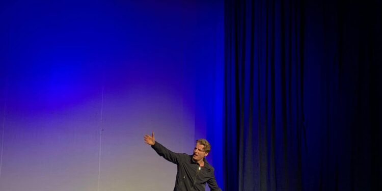 “Lahuta e Malcisë”, në interpretim të Armend Balokut, “shfaqje që të lë pa frymë”