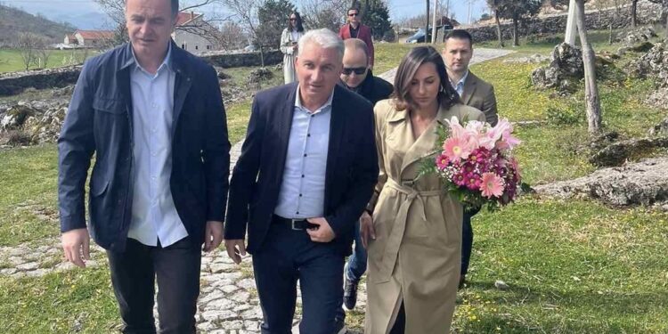 Komuna e Tuzit vendos lule te shtatorja e Ded Gjon Lulit